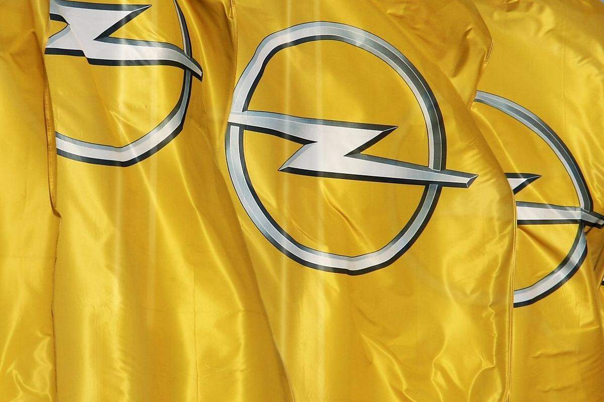 ... Das Logo ist seit den 1960er-Jahren ein Blitz in einem Kreis. Der Blitz entstand dabei durch die zunehmende Veränderung eines Zeppelins, der zuvor innerhalb des Kreises steckte und Fortschritt signalisieren sollte. Aber schon in den 1930er-Jahren verwendete Opel bei einem sehr populären Lkw den symbolisierten Blitz. Der Name des Lkw? Opel Blitz.