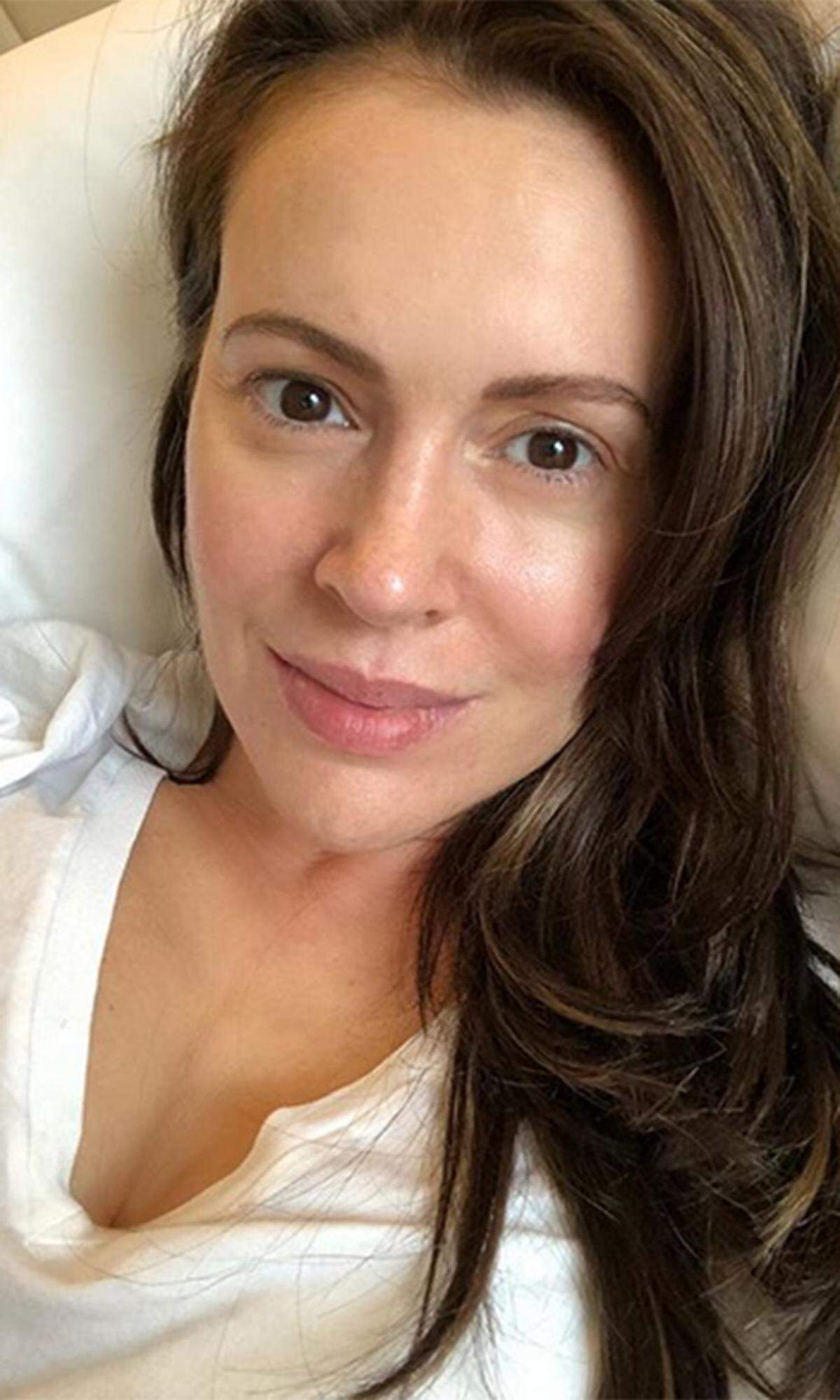 Glatt 20 Jahre jünger wirkt "Charmed"-Star Alyssa Milano auf diesem "Oben-ohne"-Selfie. Ob und welcher Zaubertrank im Spiel war, können wir an dieser Stelle leider nicht verraten.