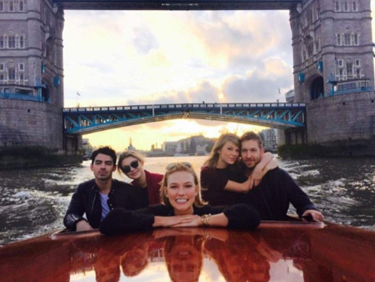 Karlie Kloss, Taylor Swift, Calvin Harris, Gigi Hadid und Joe Jonas verbringen ihren Urlaub zusammen in London. Eine Bootsfahrt auf der Themse stand auf dem Programm.
