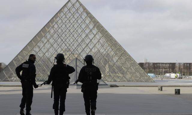 Verstärkte Polizeipräsenz in Frankreich nach islamistischen Anschlägen. 