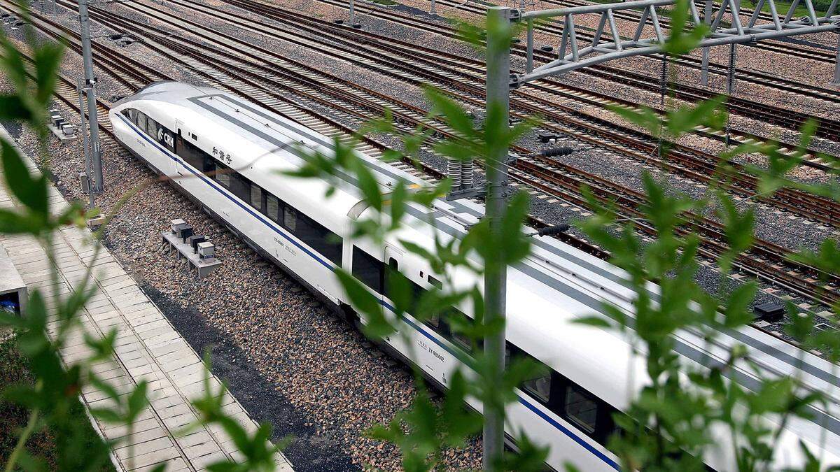 Der "China Railway Highspeed" macht seinem Namen alle Ehre. Der CRH 380A bringt es im Normalbetrieb zwischen Shanghai und Peking auf bis zu 350 Stundenkilometer. Bei einem Rekordversuch erreichte er 486 Kilometer pro Stunde.