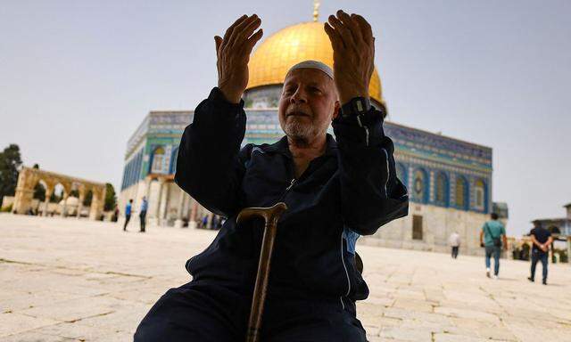 Ein muslimischer Mann beim Gebet auf dem Tempelberg.