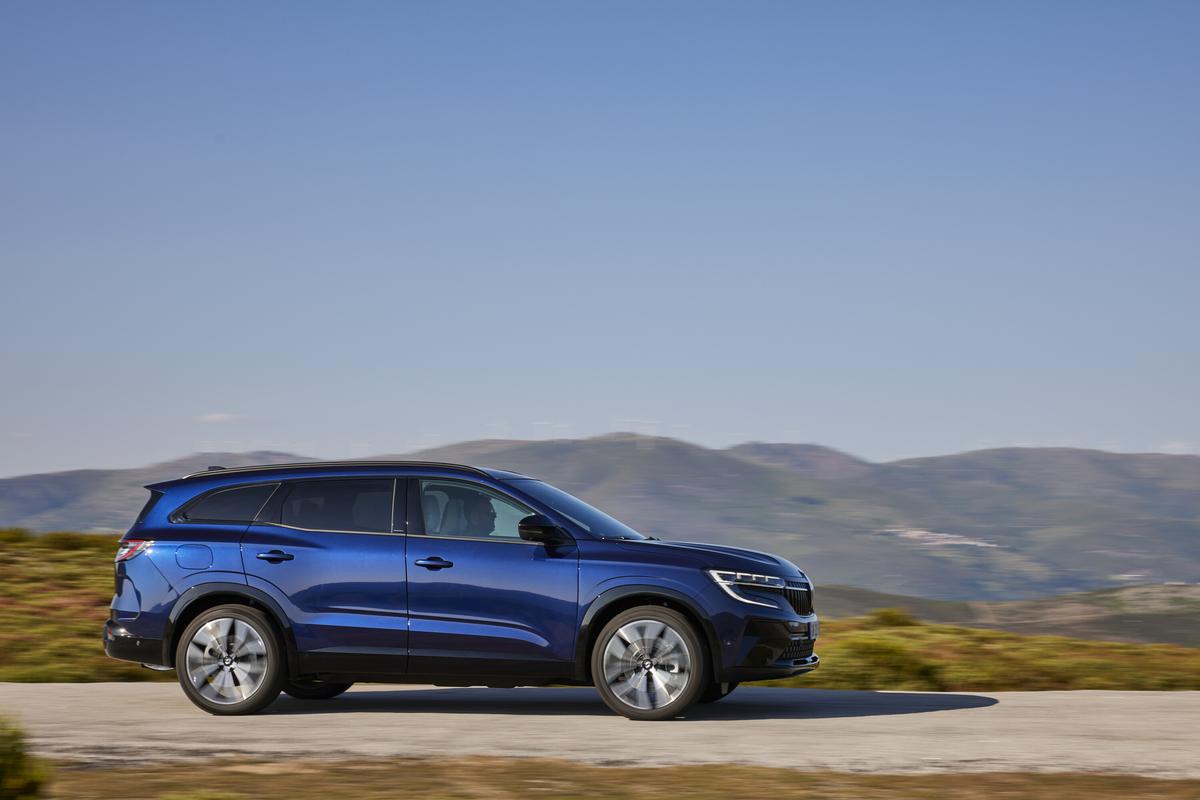 Sieht man genau hin, so ist der Espace im SUV-Look gar nicht so weit vom Van-Layout entfernt. Modeopfer: Die lange Motorhaube ist freilich ein SUV-Element, das Platz im Innenraum kostet.