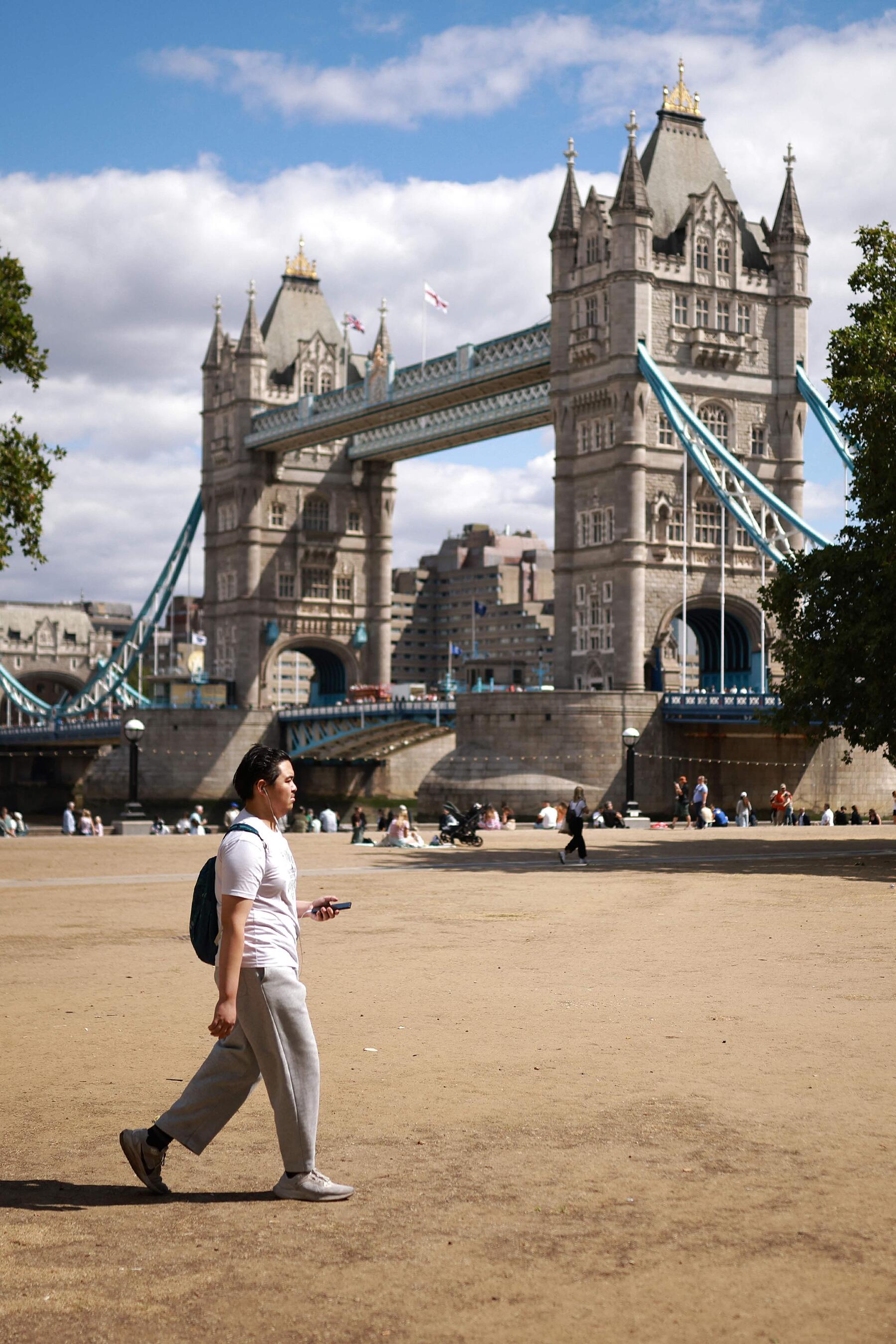 Pound falters as UK economic woes overshadow political reset
