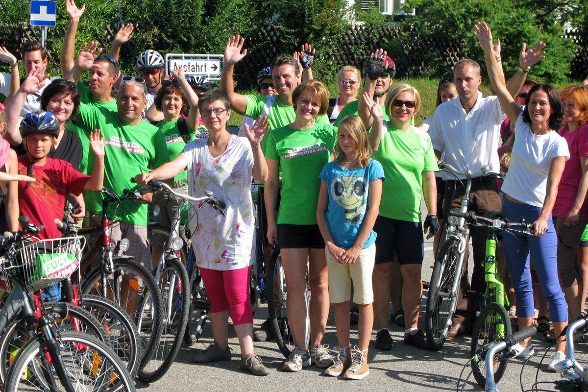 Das grüne Band aus rund 70 Radfahrern zieht sich am Donnerstag entlang des Donauradweges durch die politisch schwarzen Gemeinden Niederösterreichs. Der Start ist in Weißenkirchen, weiter geht es nach Dürnstein und Krems.