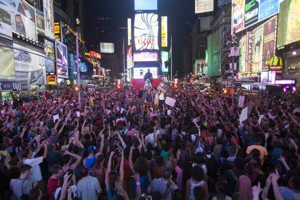 Bis zu etwa 2000 von ihnen zogen dann auf den Straßen Richtung Times Square und sorgten für erhebliche Verkehrsbehinderungen.