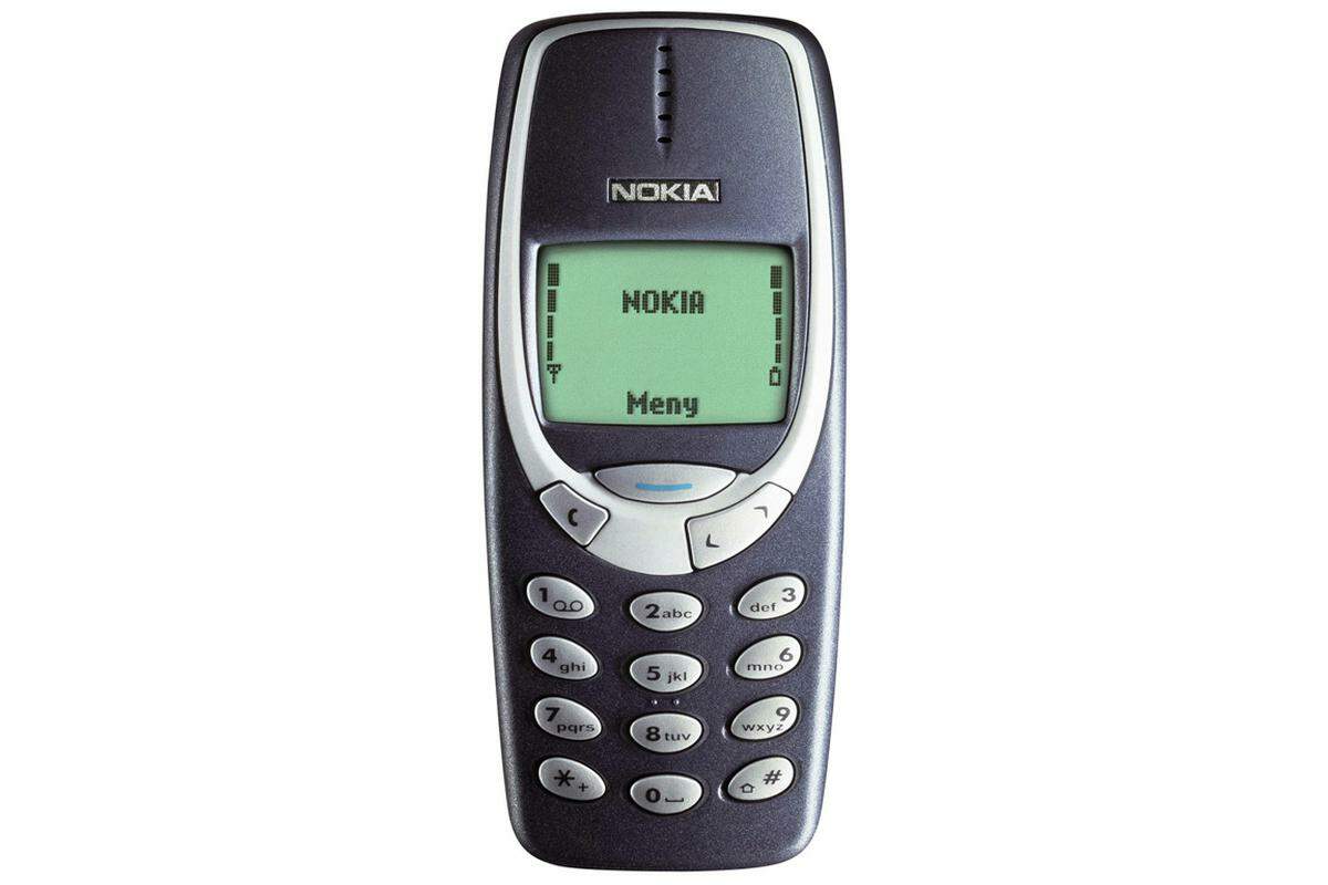 Eine Legende unter den Handys: das Nokia 3310. Das Telefon wurde 2000 veröffentlicht - und wurde sofort zum gigantischen Erfolg. Bis zur Einstellung der Produktion im Jahr 2005 ist es 126 Millionen Mal verkauft worden. Damit ist das Nokia 3310 eines der meistverkauften Handys der Welt. Die sieben bestverkauften Mobiltelefone stammen allesamt vom finnischen Produzenten Nokia. Snake?!
