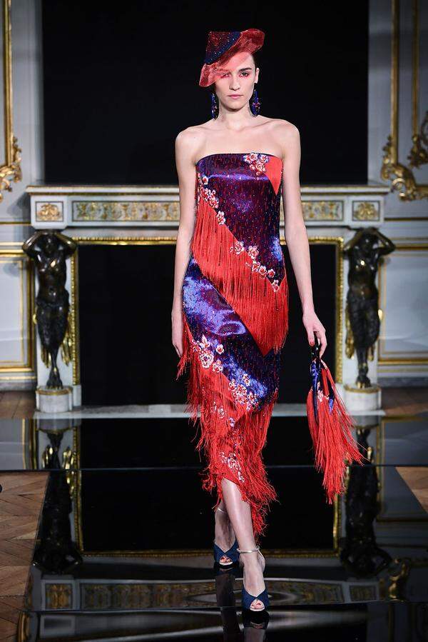 Klassische-elegante Couture-Kreationen mit Unmengen an Pailletten, Fransen und der Farbkombination aus Rot und Violett stand bei Armani Privé auf dem Programm.