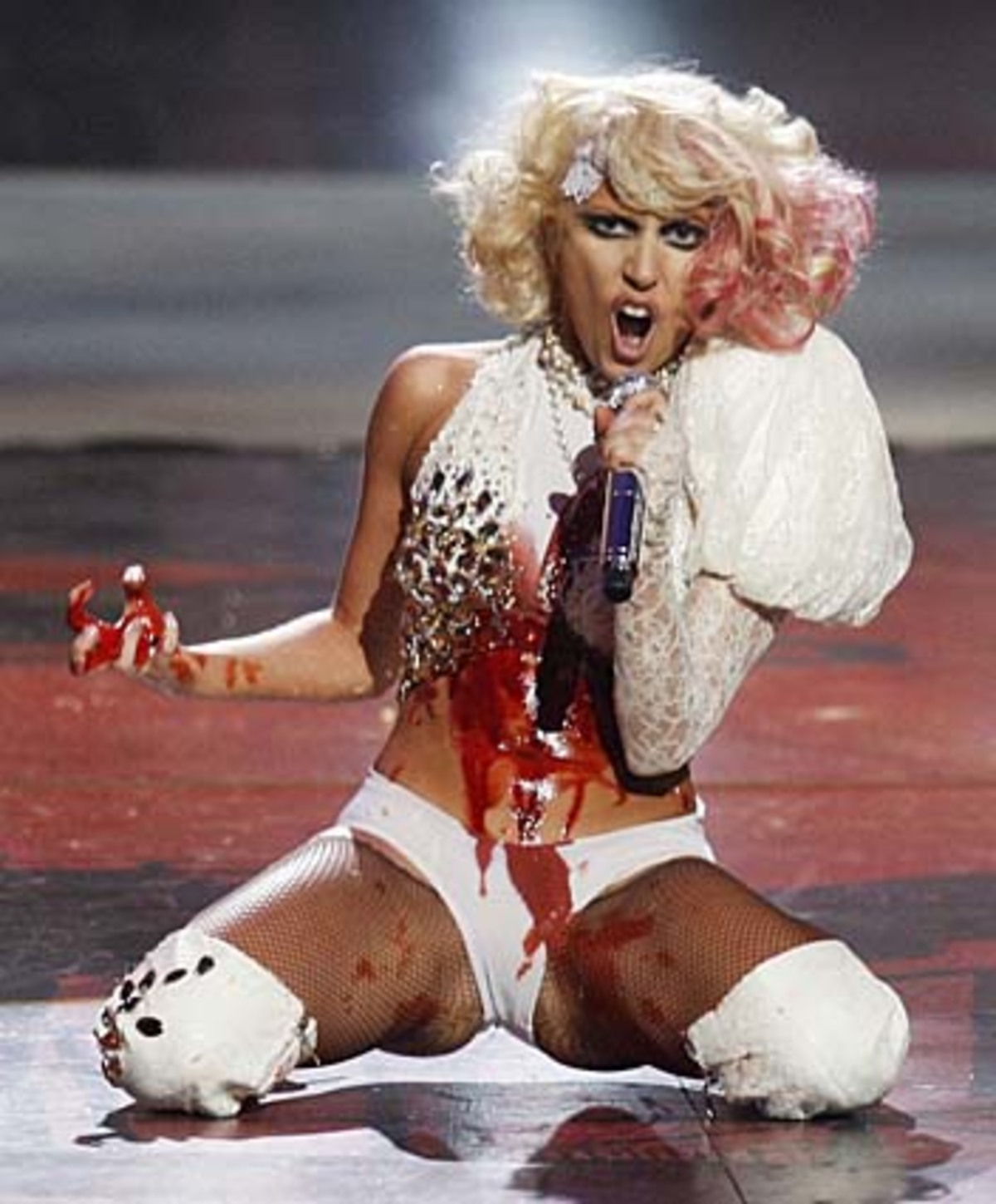 Bei so viel Aufregung ging der optisch imposante Auftritt von Lady Gaga fast unter: Den Hit "Paparazzi" sang der Popstar mit Kunstblut beschmiert.