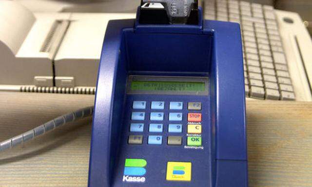 In einem Geschaeft wird mit einer Visakarte bei einer Bankomatkassa bezahlt