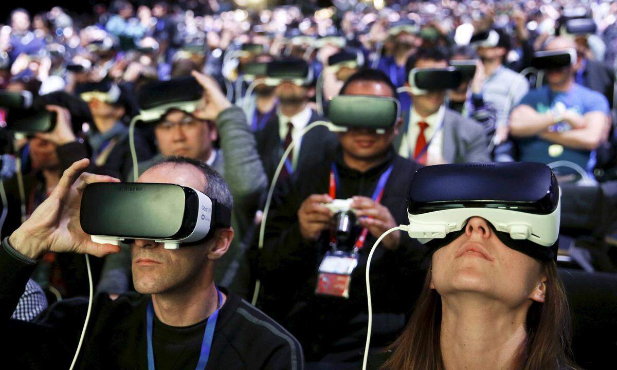 Oder aber Virtual Reality. Eine Technologie, in die die Branche große Hoffnungen setzt. Denn bei Smartphones scheint nicht nur allmählich eine Sättigung einzutreten, auch bei den Innovationen scheint der Plafond erreicht zu sein.