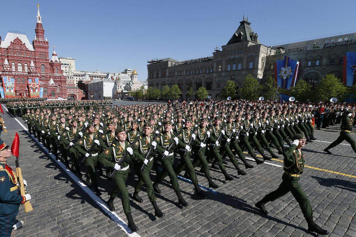 Rund 11.000 russische Soldaten nahmen an der militärischen Machtdemonstration auf dem Roten Platz teil. Zur Musik von Blaskapellen marschierten tausende Soldaten bei Sonne und blauem Himmel begleitet von Panzern, Raketen und anderen Militärfahrzeugen über den Platz vor dem Kreml, während Dutzende Flugzeuge und Helikopter über die russische Hauptstadt donnerten.