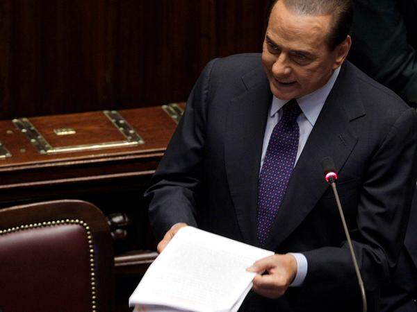 Dem Zerwürfnis folgte eine Regierungskrise, die in einem Misstrauensantrag im Abgeordnetenhaus gegen Berlusconi gipfelte. Der mit allen politischen Wassern gewaschene Regierungschef fraktionierte erfolgreich - mit Hilfe einiger "Finianer" und Oppositioneller wurde der Misstrauensantrag abgelehnt. Berlusconi konnte sein Amt noch einmal retten.