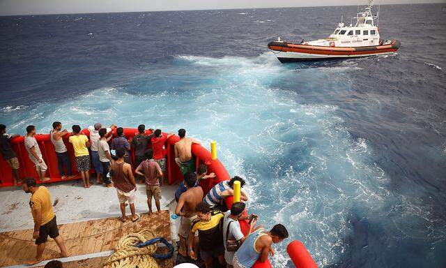 Flüchtlinge und Migranten auf einem Rettungsboot vor der Küste Italiens. Immer mehr Menschen werden nun aus der Türkei über das Meer nach Italien geschleust. 
