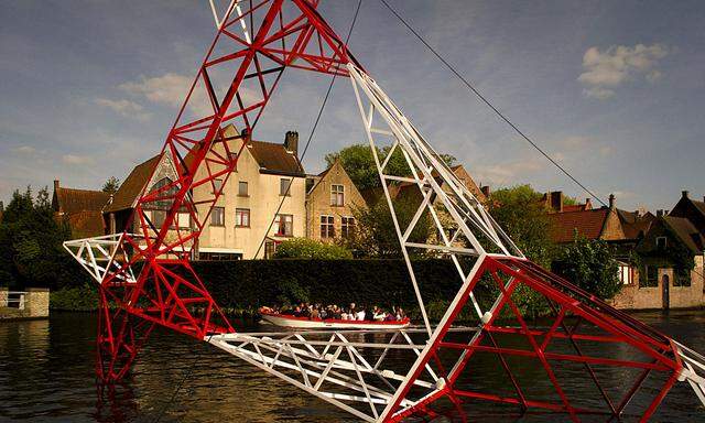 Katastrophenszenario? Das Künstlerduo HeHe legt einen Strommast ins Wasser. 
