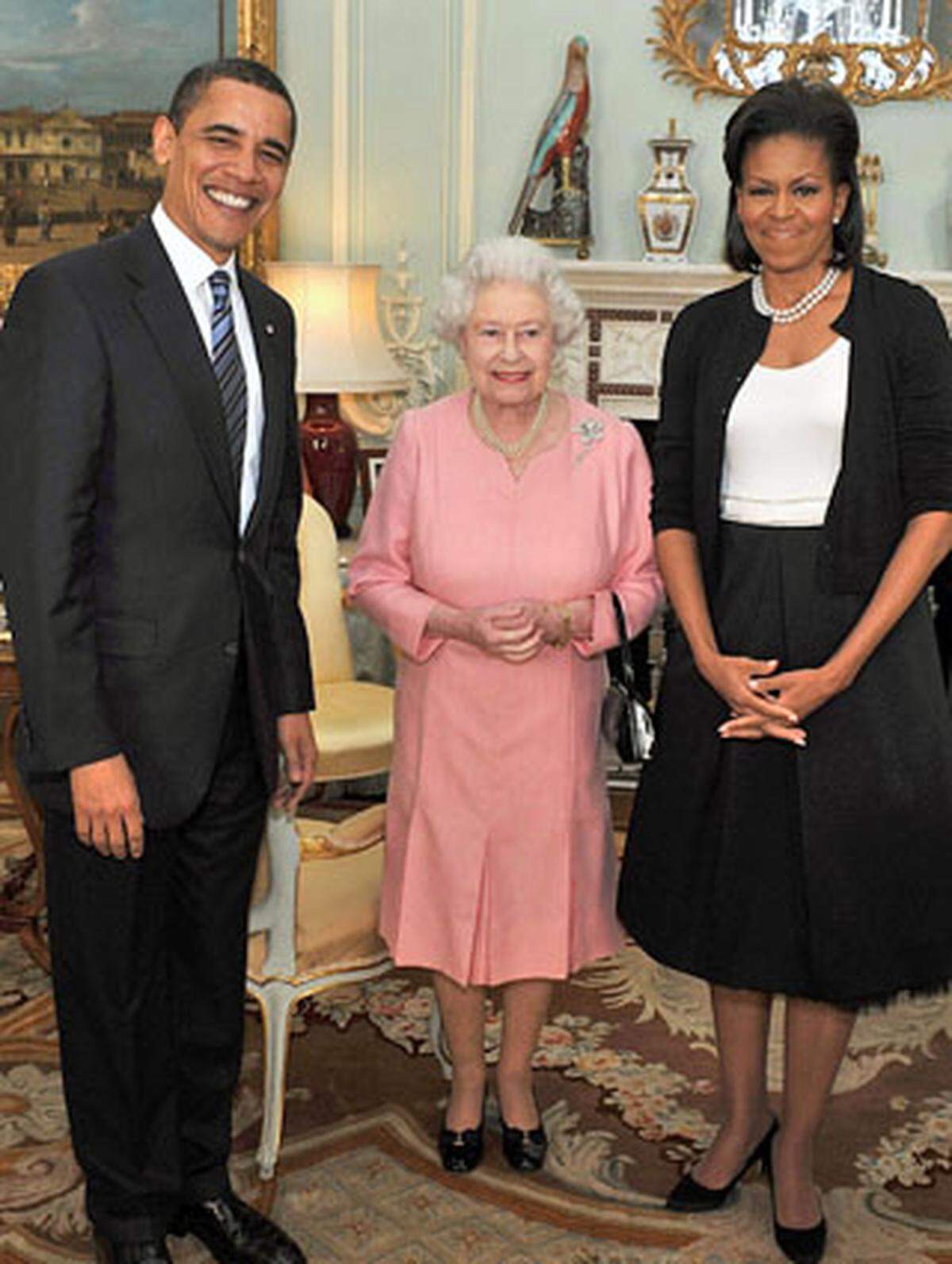 Um 18 Uhr 30 empfing Queen Elizabeth den US-Präsidenten und seine Frau. Bei der privaten Unterredung mit der Queen überreichte er ihr einen personalisierten iPod mit Videos von ihrem Besuch 2007 in den USA. Sie bekam auch noch ein seltenes und vom Komponisten Richard Rodgers signiertes Gesangsbuch. Die britische Königin und ihr Mann Prinz Philip überreichten ihren Gästen signierte Porträts von sich. "Es war ein wunderbarer Besuch", sagte Obama anschließend. "Ihre Majestät ist entzückend."