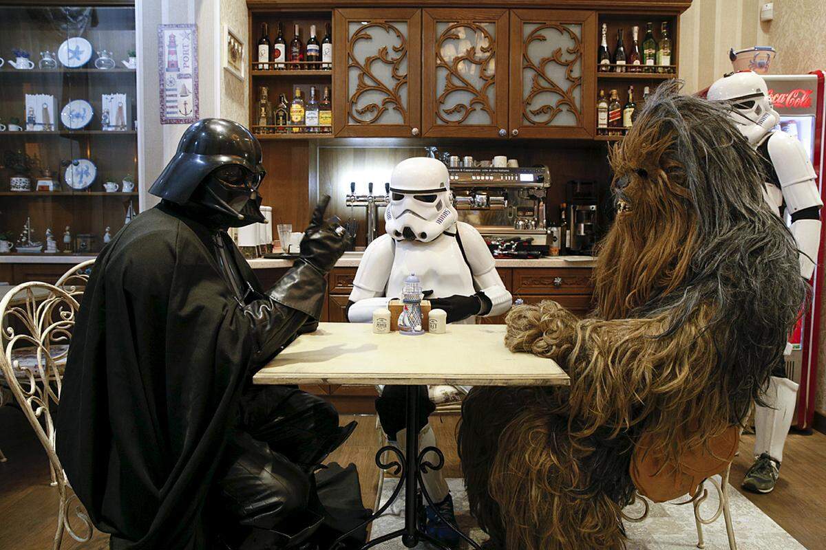 Ein Treffen zur Planung der Weltenbeherrschung, äh, ein "Kaffeekränzchen". Chewbacca ist schließlich einer von den Guten.