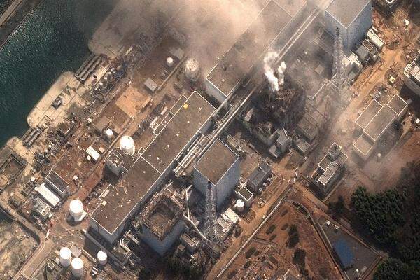Auch die Kühlung der Reaktoren 5 und 6 funktioniere offenbar nicht mehr einwandfrei, sagte Regierungssprecher Yukio Edano.Im Bild: Die zerstörten Gebäude der Blöcke 1 und 3, dazwischen Reaktor 2.