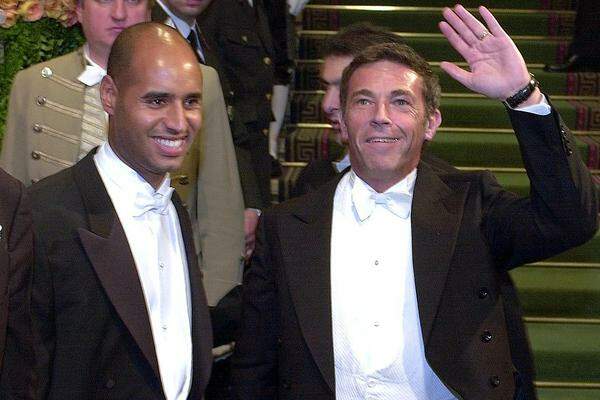 Im Jahr 2002 besuchen Haider und sein libyscher Freund gemeinsam den Opernball.