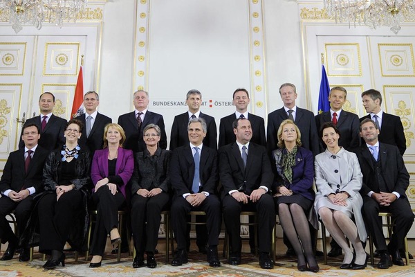 Schulden, Wehrpflicht, Beamtenverhandlungen, Uni-Gebühren, Papamonat: Die Regierung erlebte in den vergangenen fünf Jahren Erfolge und Misserfolge. Die Bilanz der Minister im Überblick. (Die Analyse zum Bundeskanzler lesen Sie hier.