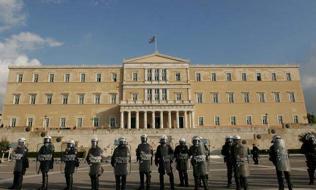 Belagerte Demokratie: Die Eurokrise rückte nicht nur das griechische Parlament ins Visier des Volkszorns.