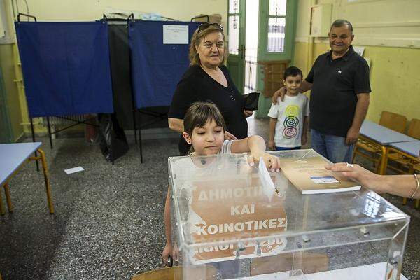 EU-Parlamentspräsident Martin Schulz hat die griechischen Bürger am Sonntag noch ein letztes Mal vor einem "Nein" beim Referendum über die Sparpolitik gewarnt. Dies sei eine Grundsatzfrage über die Zukunft der Eurostruktur, sagte Schulz im Interview der Woche des Deutschlandfunk. "In dem Moment, wo jemand eine neue Währung einführt, tritt er aus der Eurozone aus", so Schulz.