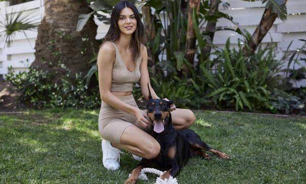 Kendall Jenner beim Fotoshooting mit ihrem Hund Pyro