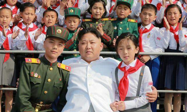 Kim Jong-un mit Schulkindern bei der Performance "We Are the Happiest in the World" anlässlich des 70. Jubiläums der Koreanischen Kinderunion.