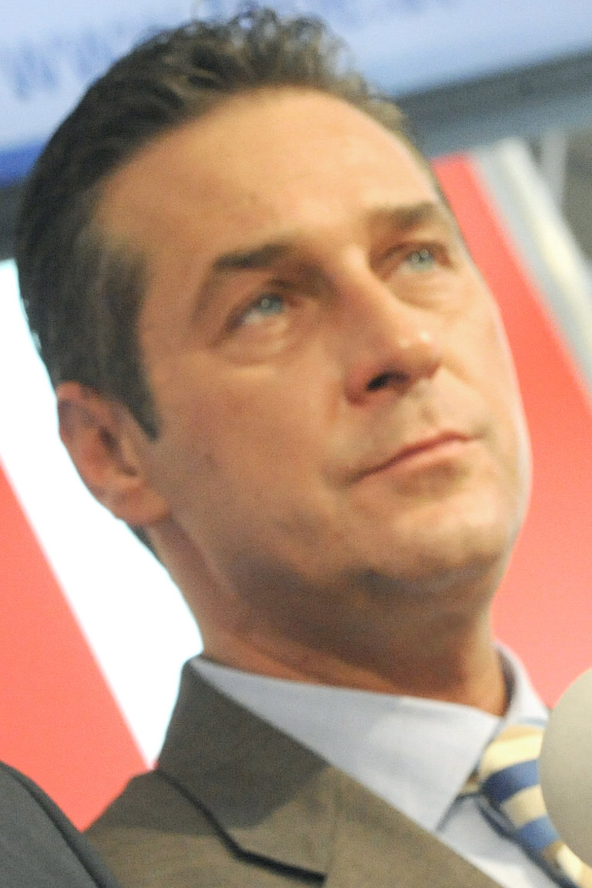 "Ein großes politisches Talent verlässt die Bühne", sagt FPÖ-Parteichef Heinz-Christian Strache. Er bedaure, dass Pröll wegen gesundheitlicher Probleme zum Rücktritt gezwungen worden sei. "Ich wünsche Josef Pröll für sein Leben nach der Politik jedenfalls alles Gute und hoffe, dass er gesundheitlich bald wieder völlig hergestellt ist", so Strache.  Der ÖVP unterstellte der Freiheitliche, dass ihre gesamte Herangehensweise an die Politik falsch sei. Mit dem Austauschen von Köpfen sei es nicht getan.