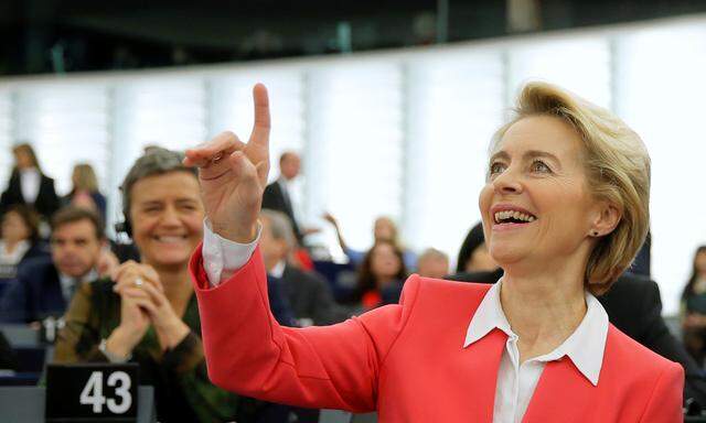 „Es lebe Europa“, schloss die neue Kommissionspräsidentin von der Leyen ihre Rede auf Deutsch, Englisch und Französisch. 