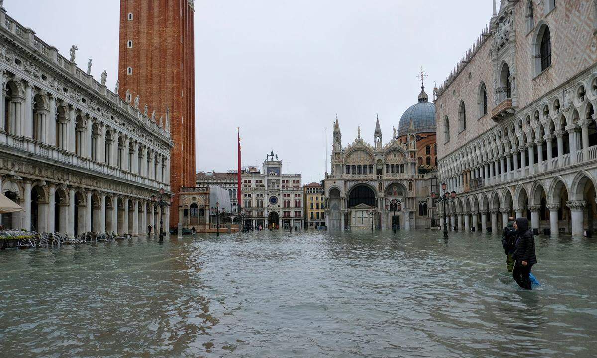 Der Markusplatz in der Unesco-Welterbestadt war vollkommen überflutet. "Das sind die Folgen des Klimawandels. Wir bitten die Regierung in Rom, uns zu unterstützen", sagte Bürgermeister Luigi Brugnaro, der die Regierung in Rom um Hilfe bat.