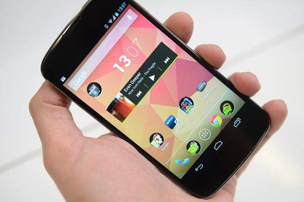In der Hand liegt der neue Android-Bolide nicht so angenehm wie andere Geräte. Da vorne und hinten Glas genutzt wurde, wirkt es so, als ob das Nexus 4 leicht aus der Hand rutschen könnte.