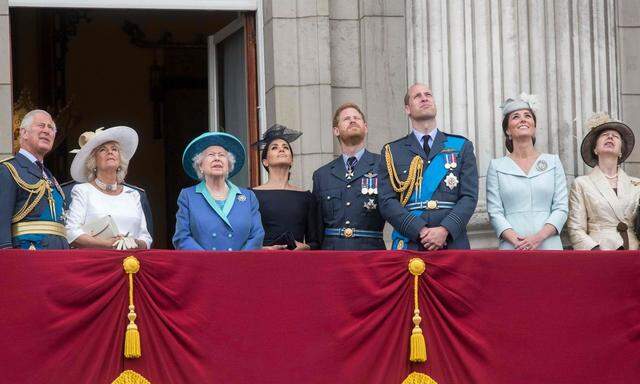 Prinz Charles, Camilla, die Queen, Meghan, Prinz Harry, Prinz William, Kate und Prinzessin Anne (v. l.) auf dem Balkon des Buckingham-Palasts.