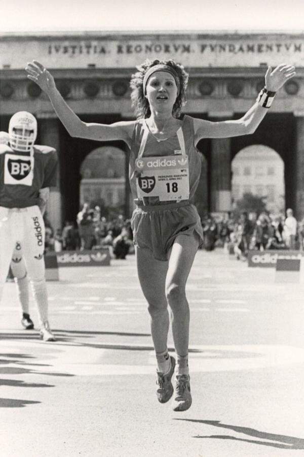 Bei der vierten Auflage des Wien-Marathons kommt es dann zu einer weiteren Sternstunde. Sowohl bei den Herren als auch bei den Damen gibt es Siege in Rot-Weiß-Rot. Hartmann läuft mit 2:16:10 zu seinem dritten Erfolg in Folge. Österreichs erste Wien-Marathon-Siegerin, die Wienerin Carina Weber-Leutner, siegt mit einer Zeit von 2:40:57 Stunden. In den Jahren 1986, 88 und 91 gelingen ihr als jeweils Drittplatzierte weitere Sprünge aufs Siegespodest.