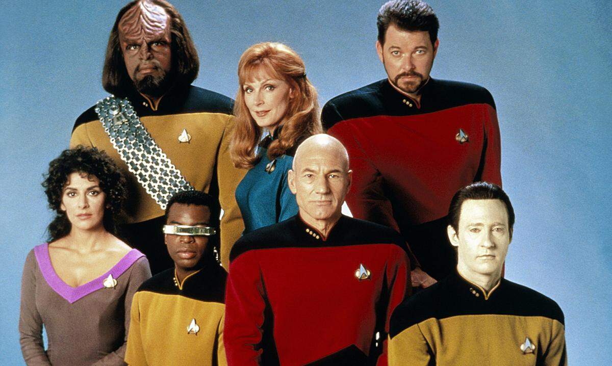 (Originaltitel: „Star Trek: The Next Generation“) Nach langer Pause kam 1987 „The Next Generation“ auf die Bildschirme und wurde sehr erfolgreich. Sieben Staffeln lang bis 1994 lief die Serie, die bis heute die meistgesehene und diejenige mit den besten Kritiken ist. Unterwegs ist die Mannschaft in der Enterprise-D, einem Nachfolgemodell der originalen Enterprise-Raumschiffe. Im Kapitänssitz: Jean-Luc Picard (Patrick Stewart). Nun, mehr als 30 Jahre nach seinem Debüt, kehrt Picard auf die Enterprise zurück.  