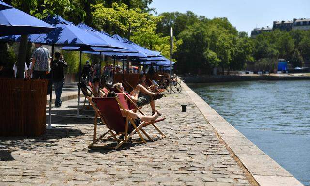 Ein Strandcafé in Paris. Künftig sollen die Bewohner der Stadt in der Seine auch schwimmen können. 
