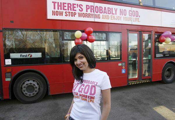 Die Idee der atheistischen Buskampagne kommt aus England: Ariane Sherine (im Bild) reagierte damit auf eine konservativ-christliche Werbekampagne, die allen Atheisten prophezeite, dereinst in der Hölle zu schmoren. Mit umgerechnet mehr als 150.000 Euro Spenden ließ sie die Botschaft, es gebe keinen Gott, auf 800 Busse und in der Londoner U-Bahn plakatieren.