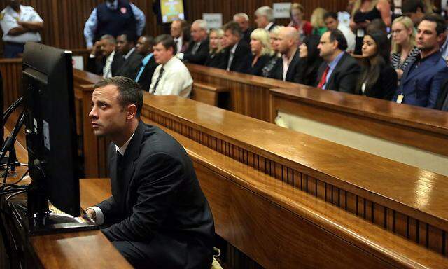 Oscar Pistorius ist am ersten Prozesstag in Pretoria mit belastenden Zeugenaussagen konfrontiert.