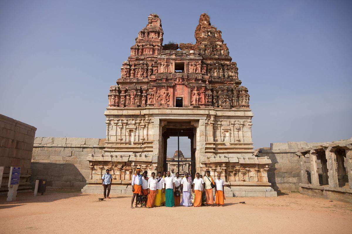 Wie eine Filmkulisse sieht die antike Ruinenstadt im im südindischen Bundesstaat Karnataka aus. Die 550 Monumente und Tempel gehören zum UNESCO Weltkulturerbe. Bisher haben nur Backpacker die Reise angetreten, jetzt gibt es auch das erste Luxushotels, das Orange County Hampi.  