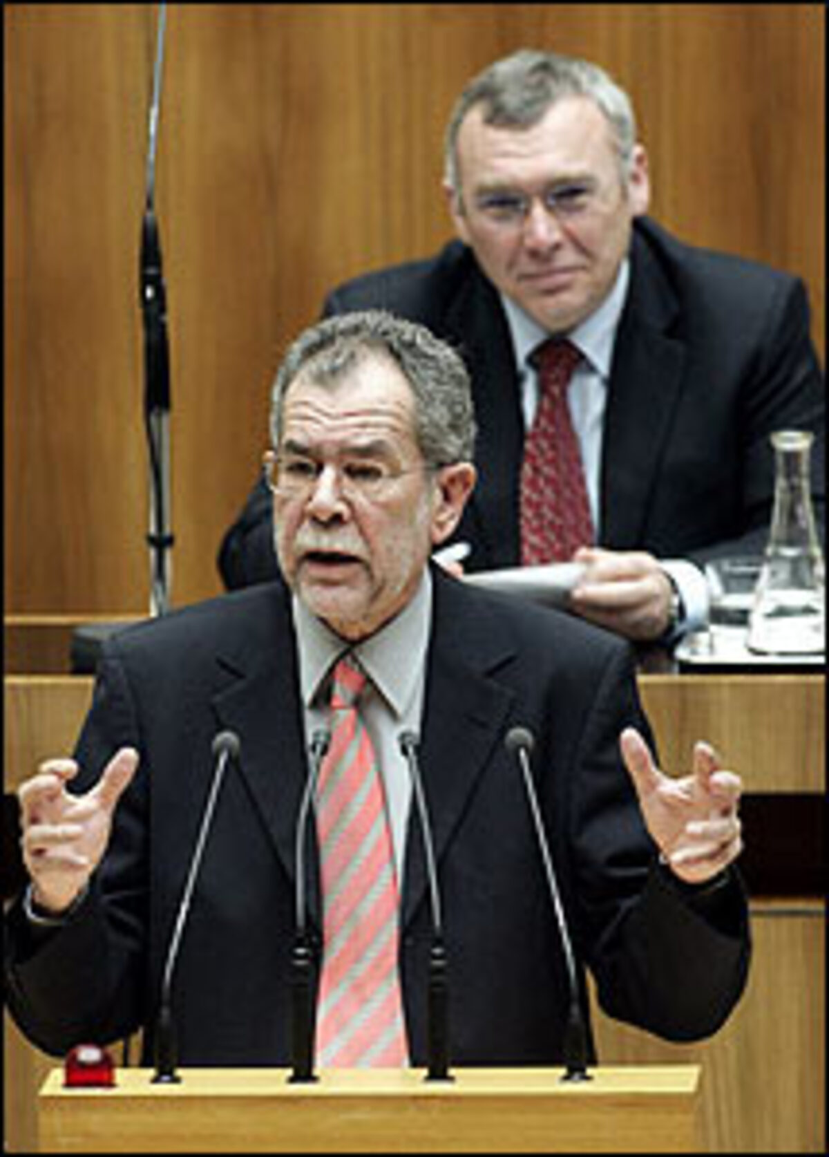 "Das ist die geschmackloseste und schäbigste Version eines Versuchs, sich selbst als Opfer zu stilisieren."Grünen-Chef Alexander Van der Bellen über Straches Vergleich von Medienberichten mit Methoden des antisemitischen Hetzblattes "Stürmer".