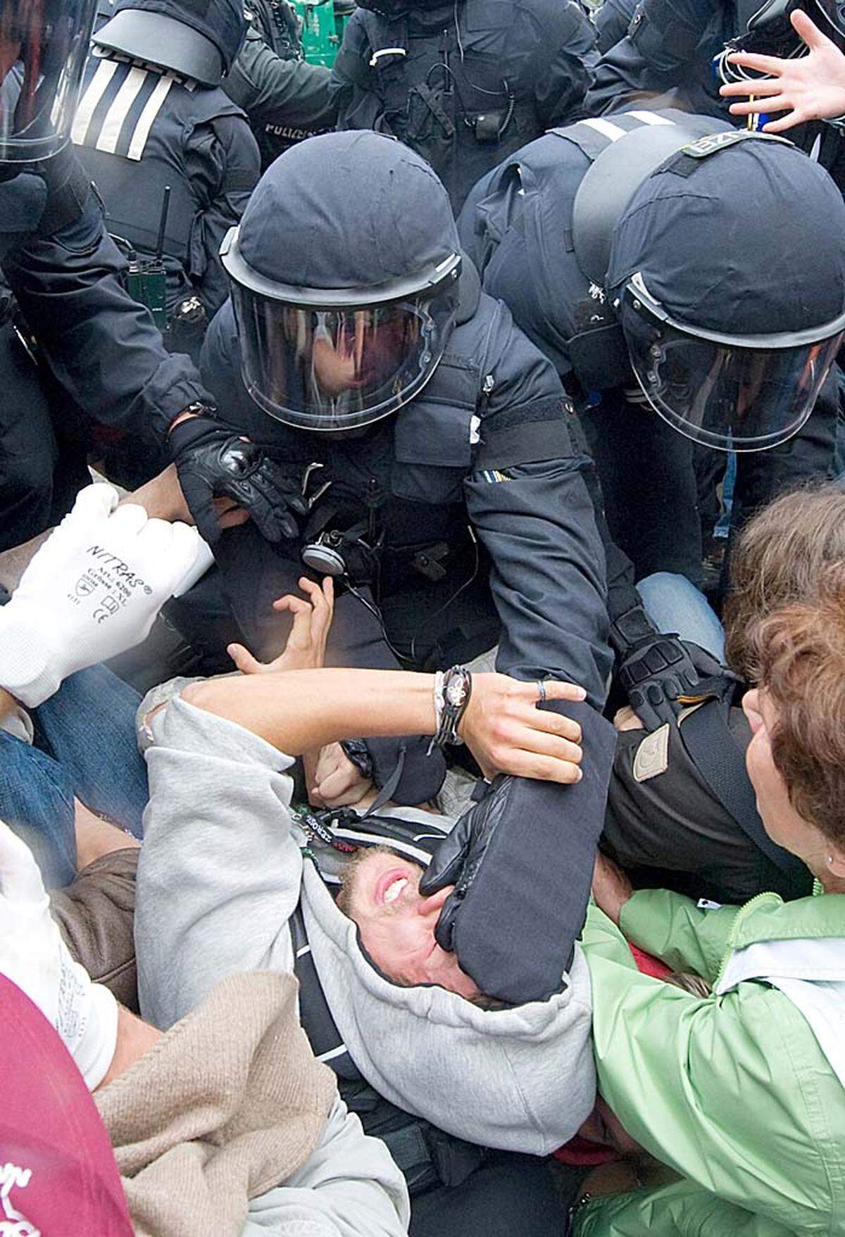 Die Proteste gegen des umstrittenen Bahnhofsprojekt "Stuttgart 21" sind Ende September eskaliert. Die Polizei hat mit Gewalt ein besetztes Gebiet geräumt.