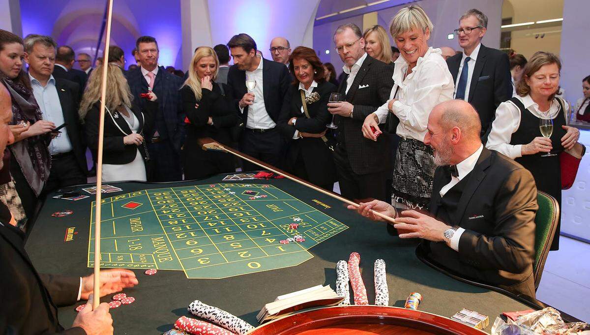 Gute Stimmung am Casinos Austria-Tisch, wo man sei Glück versuchte und Naschereien gewann.