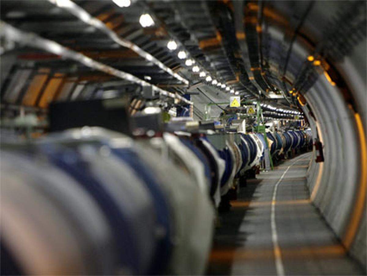Befürchtungen, dass durch die Experimente Schwarze Löcher entstehen könnten, wurden vom CERN entschieden zurückgewiesen.