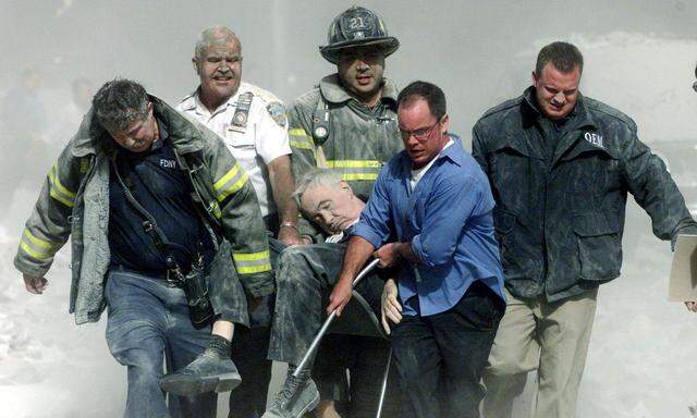 Mychal Judge, Kaplan der New Yorker Feuerwehr, wurde von Trümmern des World Trade Center erschlagen, als er einem Sterbenden gerade die letzte Ölung gab. 