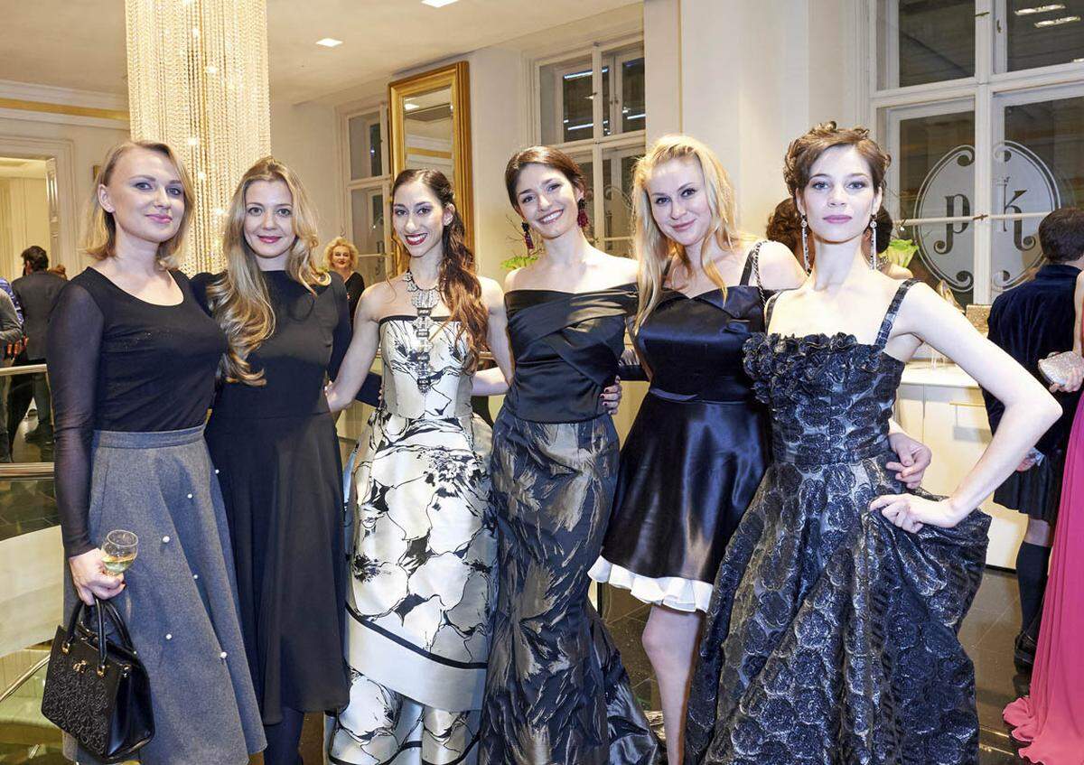 Auch die anderen mitwirkenden Künstlerinnen der Wiener Staatsoper und die Solotänzerinnen des Staatsballetts konnten sich Roben Österreichischer Modedesigner aussuchen.