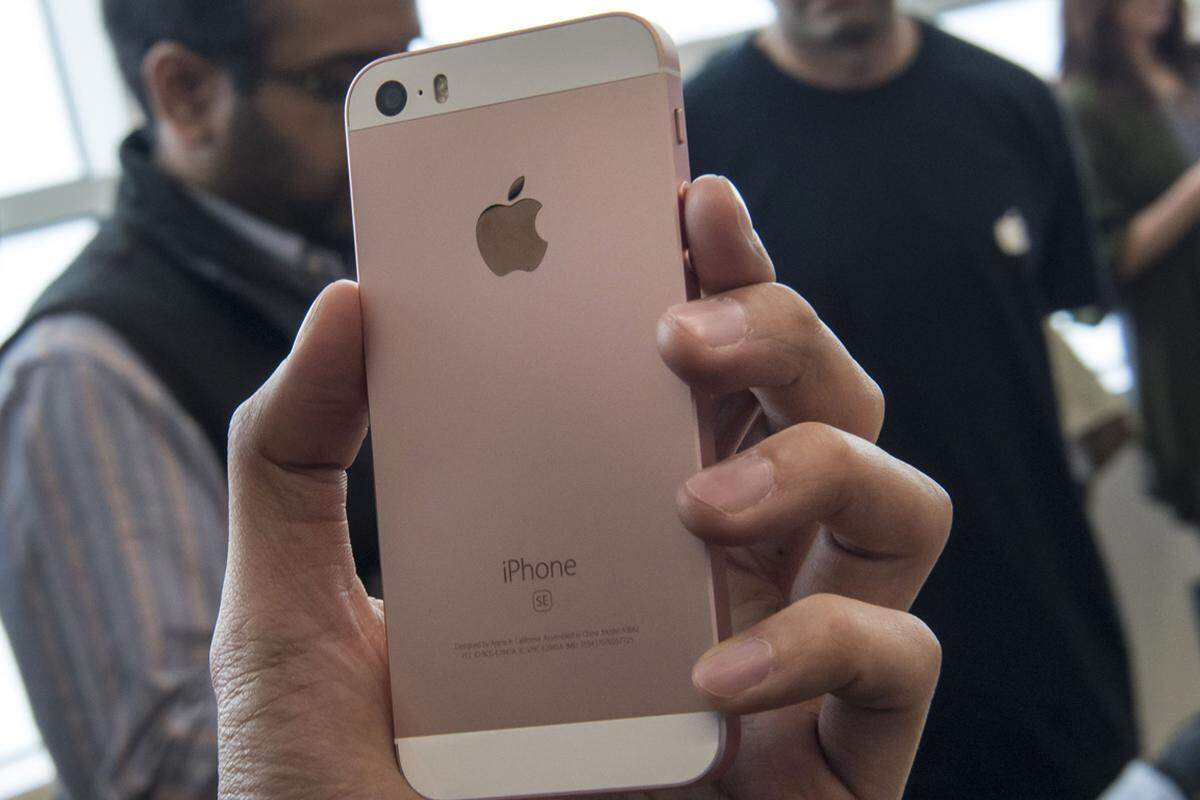 Bei den Farben setzt Apple auf Grau, Silber, Gold und Metallic-Rosa. Die farblichen Absetzungen an der Ober- und Unterseite sind Geschmackssache. Das durchgehende Farbdesign beim iPhone 6 und 6S hinterlässt einen deutlich edleren Eindruck.