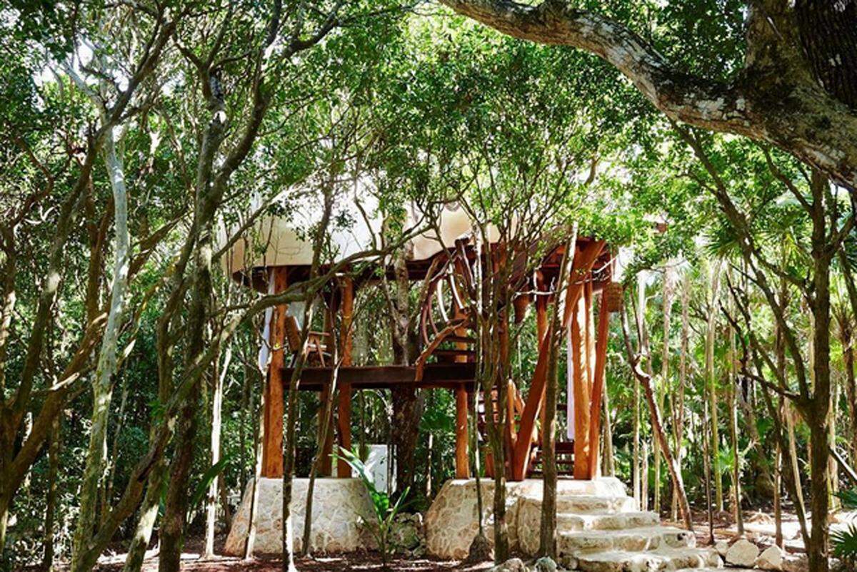 Ein Baumhaus mit Dschungel-Feeling hat das Papaya Playa Project im mexikanischen Tulum für seine Gäste parat. Wie auch die anderen 85 Bungalows wurde es ökologisch gebaut.  