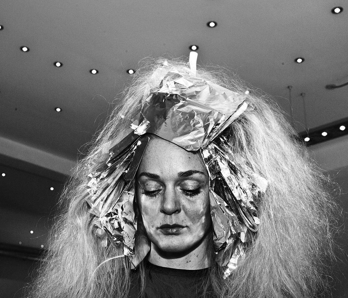 Jens Juul, Dänemark: "Haar 09".Haare sind ein intimer Teil eines Menschen mit symbolischem Wert: Schönheit, Erotik, Individualität, Männlichkeit oder Weiblichkeit. "Ich begann, Friseurläden aufzusuchen, um dort den Moment einzufangen, wenn Menschen diesen intimen Bereich - und damit die Art, wie wir von anderen wahrgenommen werden - formen zu lassen", erzählt der Fotograf. 