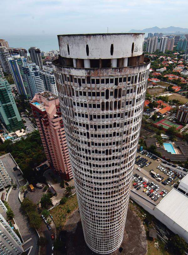 Auch in Rio de Janeiro hatten Architektur-Berühmtheiten wie Lucio Costa und Oscar Niemeyer verwegene Pläne: Im Stadtteil Barra sollte eine Agglomeration von Hochhäusern entstehen. Übrig blieb ein fertiger und ein nicht einmal halbfertiger Turm, der höchstwahrscheinlich noch ewig auf Vollendung warten wird.
