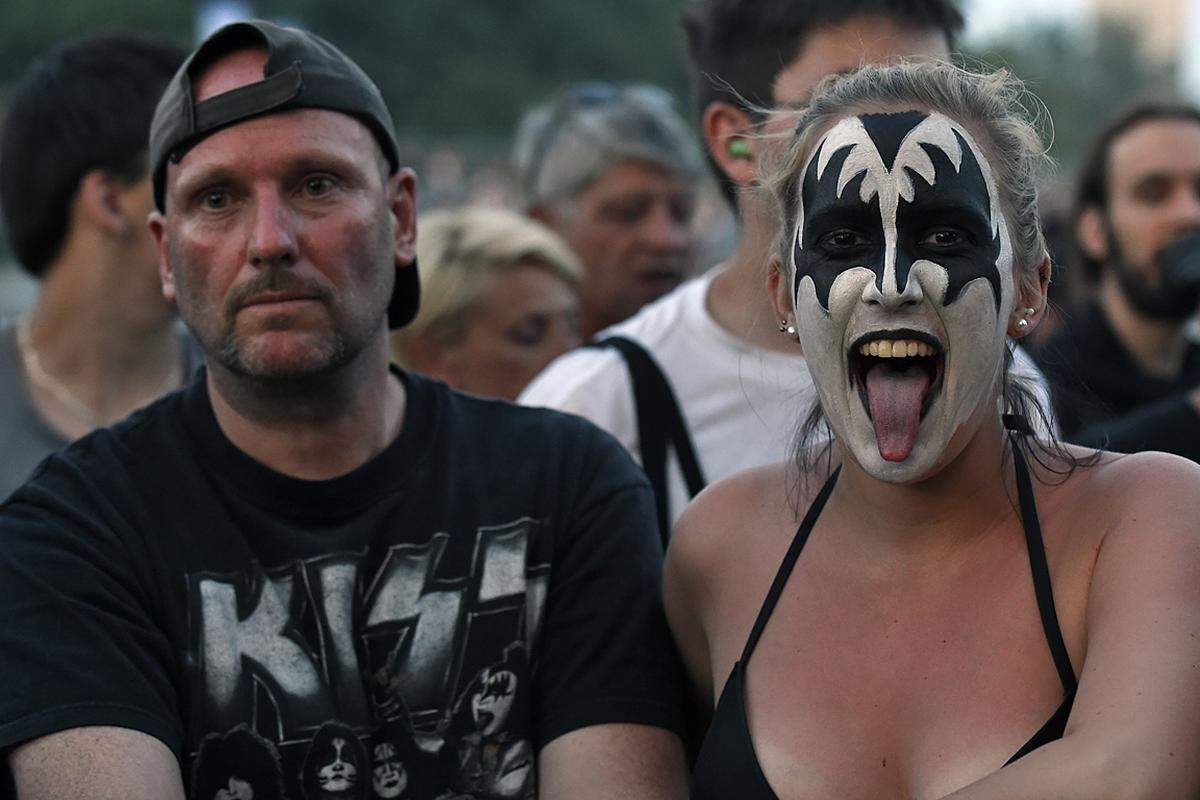 Am letzten Tag des neuen Festivals "Rock in Vienna" strömten, wie am Vortag, 25.000 Fans auf die Wiener Donauinsel. Vor allem natürlich um die legendären Zirkus- und Glam-Rocker Kiss zu sehen. Die T-Shirts mit den Zungenakrobaten waren begehrt, auch Make-Up-technisch legte sich so mancher Besucher ins Zeug.Text: mtp